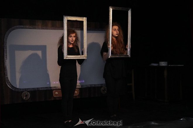 Premiera spektaklu „Spojrzyj w lustro... Fredro” w Klubie Oczko [ZDJĘCIA] - zdjęcie #16 - eOstroleka.pl
