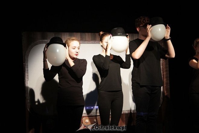 Premiera spektaklu „Spojrzyj w lustro... Fredro” w Klubie Oczko [ZDJĘCIA] - zdjęcie #7 - eOstroleka.pl