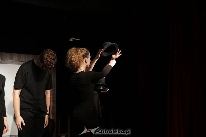 Premiera spektaklu „Spojrzyj w lustro... Fredro” w Klubie Oczko [ZDJĘCIA] - zdjęcie #1 - eOstroleka.pl