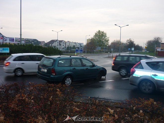 Pijany kierowca na rondzie [26.10.2013] - zdjęcie #10 - eOstroleka.pl
