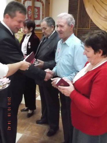 Myszyniec: Uroczyste wręczenie medali za długoletnie pożycie [28.10.2013] - zdjęcie #8 - eOstroleka.pl