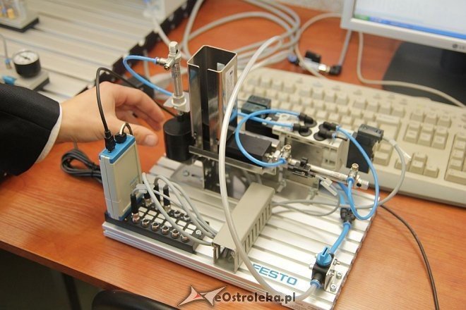 Uroczyste otwarcie pracowni elektromechatronicznej w ZSZ nr 1 - zdjęcie #10 - eOstroleka.pl