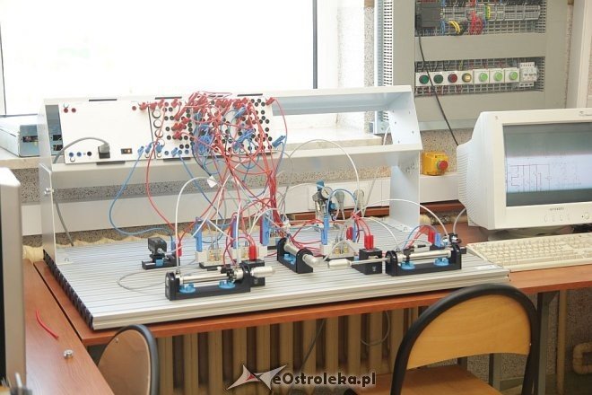 Uroczyste otwarcie pracowni elektromechatronicznej w ZSZ nr 1 - zdjęcie #8 - eOstroleka.pl