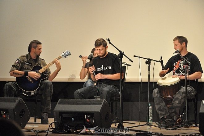Koncert zespołu Forteca oraz film poświęcony pułkownikowi Pileckiemu [28.10.2013] - zdjęcie #10 - eOstroleka.pl