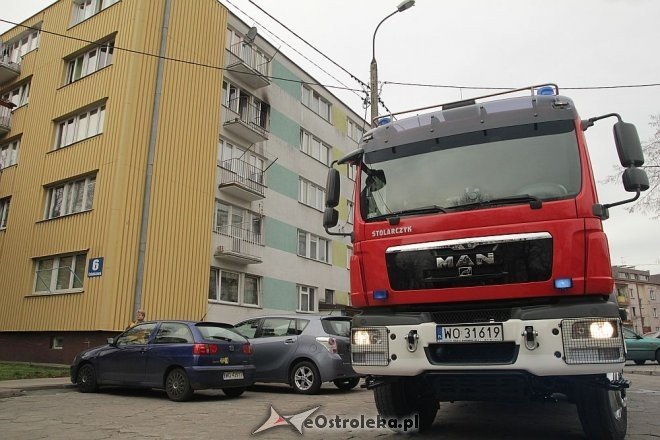 Pożar w mieszkaniu przy Celulozowej. Jedna osoba trafiła do szpitala [30.10.2013] - zdjęcie #2 - eOstroleka.pl