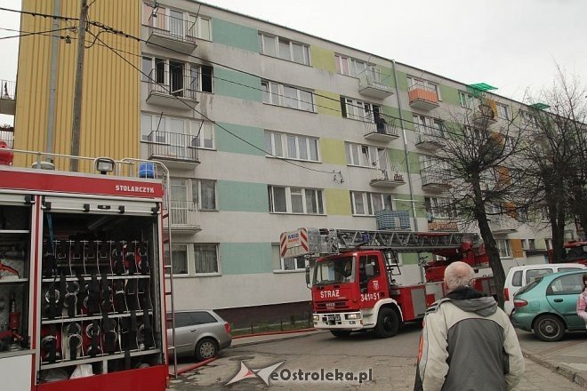 Pożar w mieszkaniu przy Celulozowej. Jedna osoba trafiła do szpitala [30.10.2013] - zdjęcie #4 - eOstroleka.pl