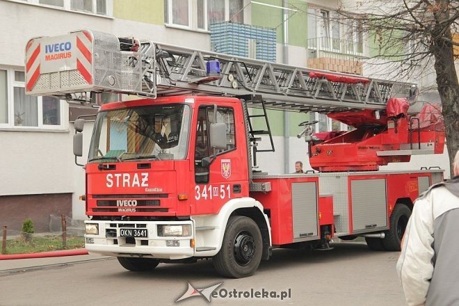 Pożar w mieszkaniu przy Celulozowej. Jedna osoba trafiła do szpitala [30.10.2013] - zdjęcie #7 - eOstroleka.pl