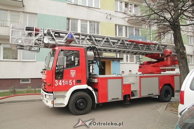 Pożar w mieszkaniu przy Celulozowej. Jedna osoba trafiła do szpitala [30.10.2013] - zdjęcie #9 - eOstroleka.pl