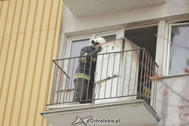 Pożar w mieszkaniu przy Celulozowej. Jedna osoba trafiła do szpitala [30.10.2013] - zdjęcie #11 - eOstroleka.pl