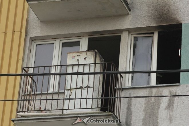Pożar w mieszkaniu przy Celulozowej. Jedna osoba trafiła do szpitala [30.10.2013] - zdjęcie #14 - eOstroleka.pl