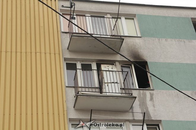 Pożar w mieszkaniu przy Celulozowej. Jedna osoba trafiła do szpitala [30.10.2013] - zdjęcie #17 - eOstroleka.pl