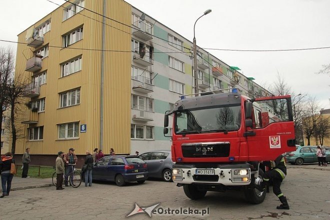 Pożar w mieszkaniu przy Celulozowej. Jedna osoba trafiła do szpitala [30.10.2013] - zdjęcie #20 - eOstroleka.pl