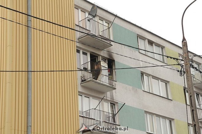 Pożar w mieszkaniu przy Celulozowej. Jedna osoba trafiła do szpitala [30.10.2013] - zdjęcie #21 - eOstroleka.pl