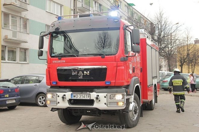 Pożar w mieszkaniu przy Celulozowej. Jedna osoba trafiła do szpitala [30.10.2013] - zdjęcie #22 - eOstroleka.pl