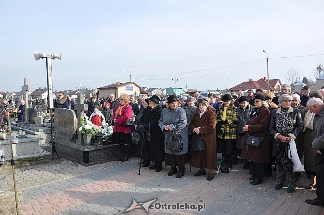 Rzekuń: Święto Zmarłych i procesja na cmentarzu parafialnym [01.11.2013] - zdjęcie #4 - eOstroleka.pl