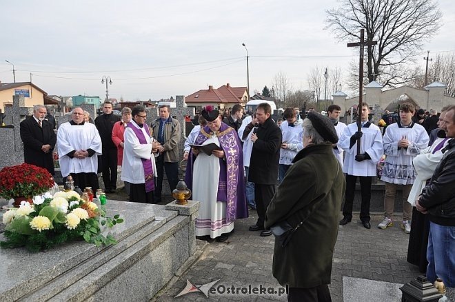 Rzekuń: Święto Zmarłych i procesja na cmentarzu parafialnym [01.11.2013] - zdjęcie #10 - eOstroleka.pl