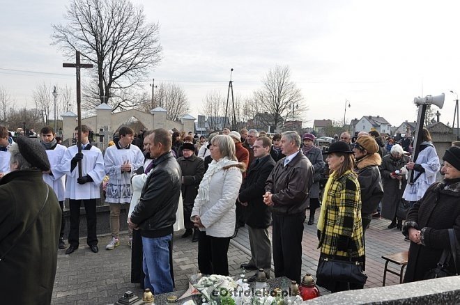 Rzekuń: Święto Zmarłych i procesja na cmentarzu parafialnym [01.11.2013] - zdjęcie #12 - eOstroleka.pl