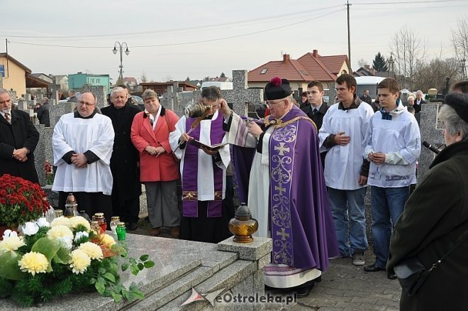 Rzekuń: Święto Zmarłych i procesja na cmentarzu parafialnym [01.11.2013] - zdjęcie #14 - eOstroleka.pl