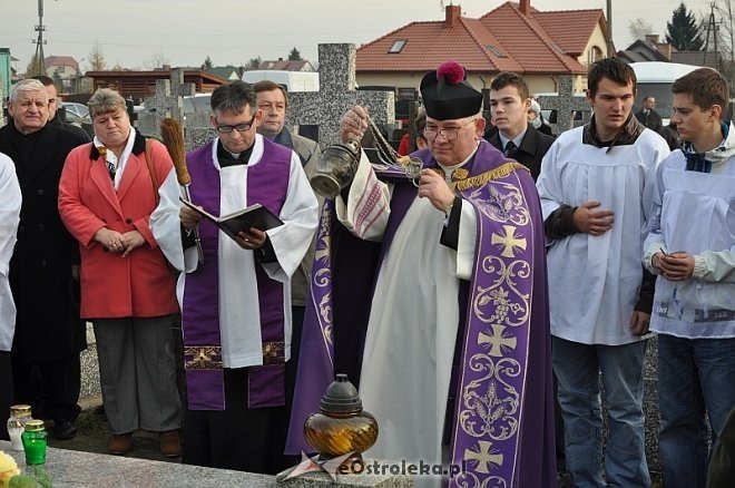 Rzekuń: Święto Zmarłych i procesja na cmentarzu parafialnym [01.11.2013] - zdjęcie #15 - eOstroleka.pl