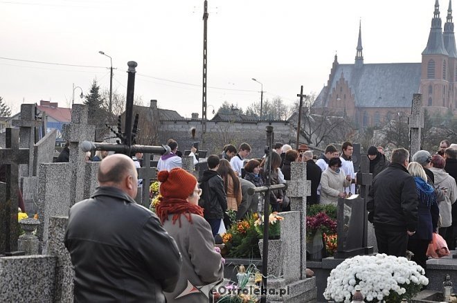 Rzekuń: Święto Zmarłych i procesja na cmentarzu parafialnym [01.11.2013] - zdjęcie #19 - eOstroleka.pl