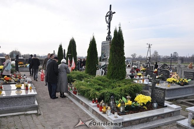 Rzekuń: Święto Zmarłych i procesja na cmentarzu parafialnym [01.11.2013] - zdjęcie #23 - eOstroleka.pl
