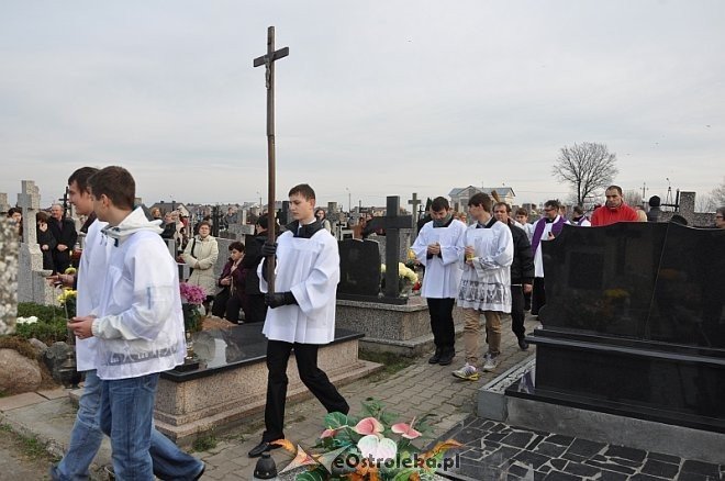 Rzekuń: Święto Zmarłych i procesja na cmentarzu parafialnym [01.11.2013] - zdjęcie #25 - eOstroleka.pl