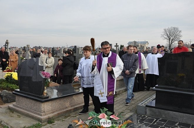 Rzekuń: Święto Zmarłych i procesja na cmentarzu parafialnym [01.11.2013] - zdjęcie #26 - eOstroleka.pl