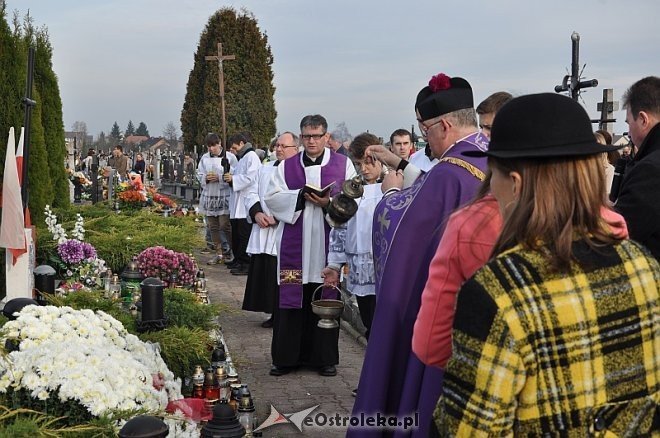 Rzekuń: Święto Zmarłych i procesja na cmentarzu parafialnym [01.11.2013] - zdjęcie #33 - eOstroleka.pl