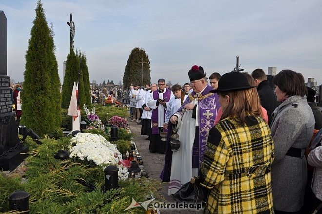 Rzekuń: Święto Zmarłych i procesja na cmentarzu parafialnym [01.11.2013] - zdjęcie #35 - eOstroleka.pl