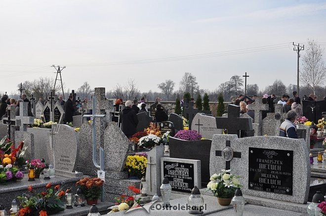 Rzekuń: Święto Zmarłych i procesja na cmentarzu parafialnym [01.11.2013] - zdjęcie #36 - eOstroleka.pl
