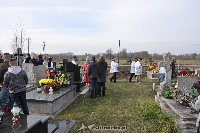 Rzekuń: Święto Zmarłych i procesja na cmentarzu parafialnym [01.11.2013] - zdjęcie #38 - eOstroleka.pl