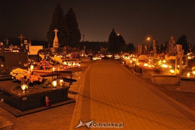 Zobacz ostrołęckie cmentarze nocą [01.11.2013] - zdjęcie #11 - eOstroleka.pl