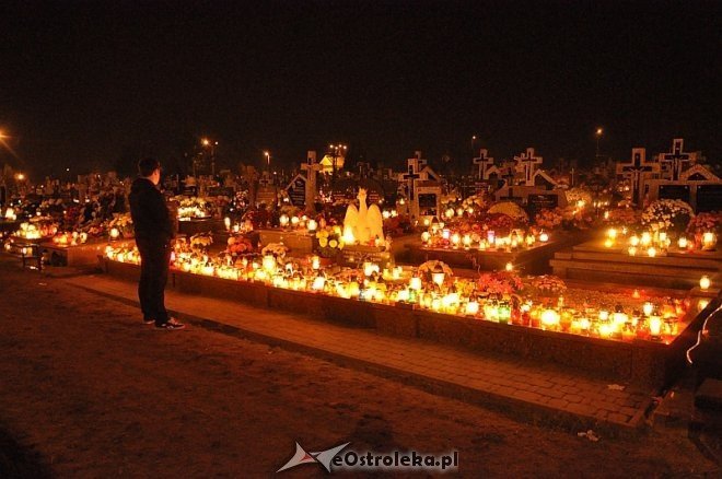 Zobacz ostrołęckie cmentarze nocą [01.11.2013] - zdjęcie #16 - eOstroleka.pl