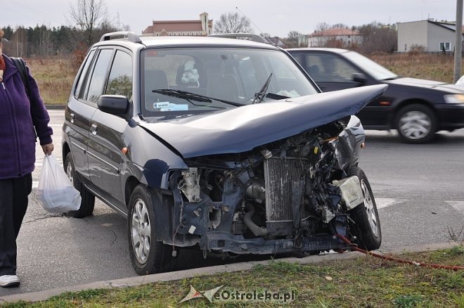 Zderzenie dwóch aut przy obwodnicy. Sprawca ukarany mandatem [04.11.2013] - zdjęcie #2 - eOstroleka.pl