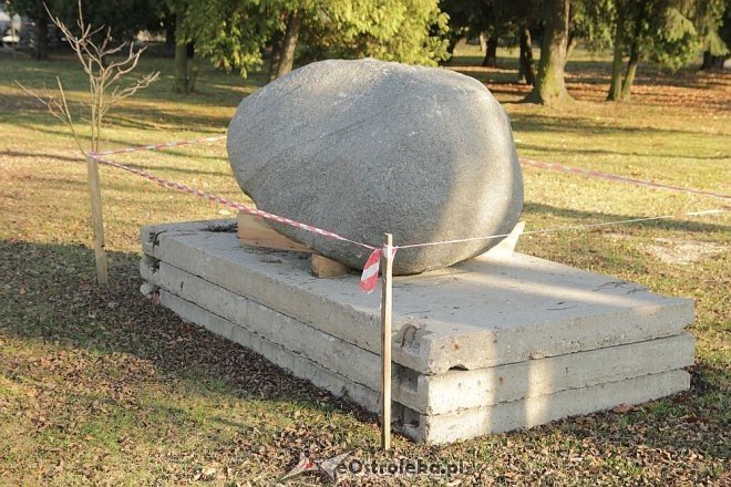 Obelisk poświęcony pomordowanym przez władze komunistyczne kolejarzom trafił już do Ostrołęki [ZDJĘCIA] - zdjęcie #2 - eOstroleka.pl