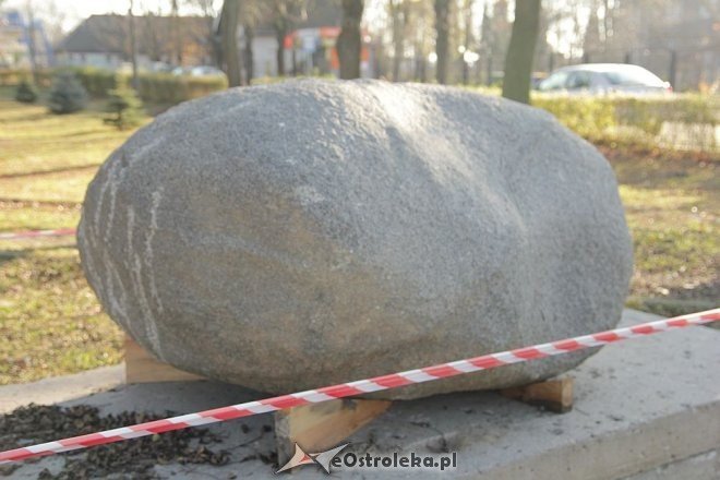 Obelisk poświęcony pomordowanym przez władze komunistyczne kolejarzom trafił już do Ostrołęki [ZDJĘCIA] - zdjęcie #4 - eOstroleka.pl
