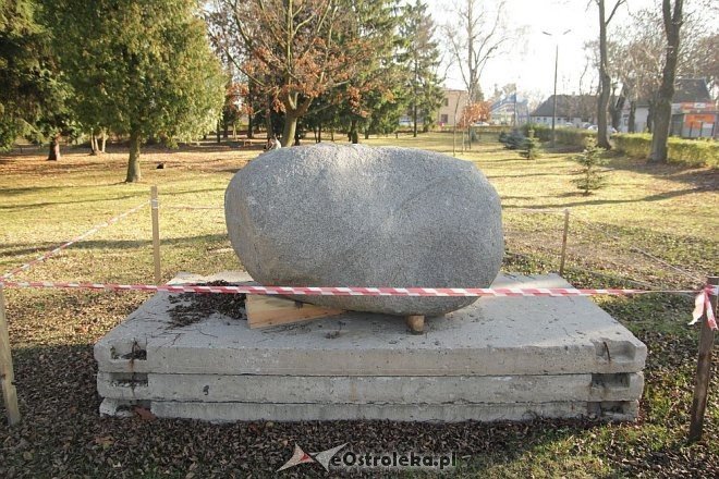 Obelisk poświęcony pomordowanym przez władze komunistyczne kolejarzom trafił już do Ostrołęki [ZDJĘCIA] - zdjęcie #5 - eOstroleka.pl