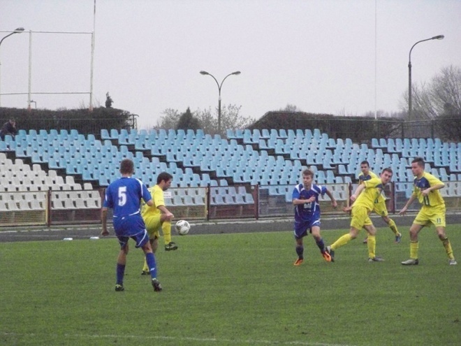 Korona HiD Ostrołęka - Wisła II Płock (09.11.2013) - zdjęcie #25 - eOstroleka.pl