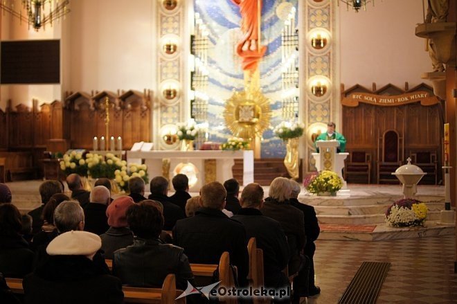 Msza św. w intencji zmarłych samorządowców z Ostrołęki i powiatu [10.11.2013] - zdjęcie #3 - eOstroleka.pl
