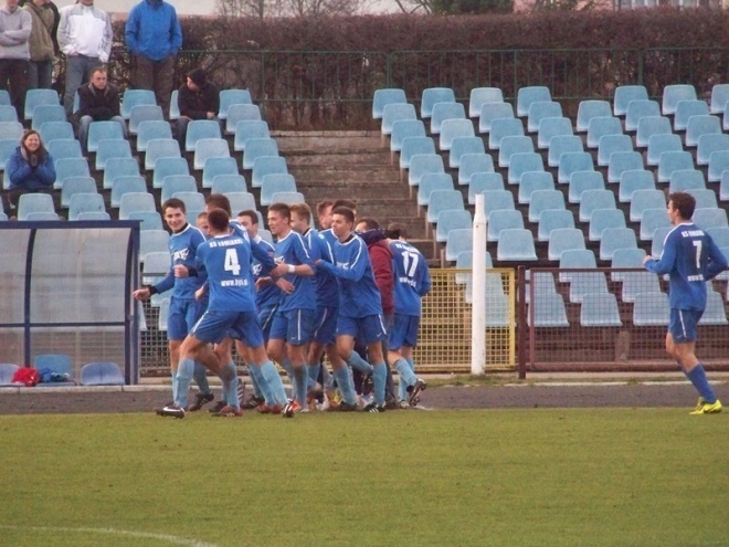 Narew Ostrołęka - KS Łomianki (10.11.2013) - zdjęcie #1 - eOstroleka.pl