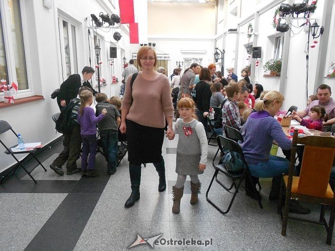 Barwy Niepodległej - warsztaty w Muzeum Kultury Kurpiowskiej [ZDJĘCIA] - zdjęcie #13 - eOstroleka.pl