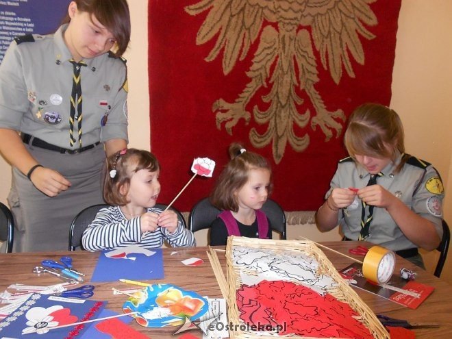 Barwy Niepodległej - warsztaty w Muzeum Kultury Kurpiowskiej [ZDJĘCIA] - zdjęcie #11 - eOstroleka.pl