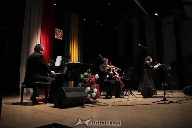 Koncert pieśni patriotycznych z okazji Święta Niepodległości w OCK [11.11.2013] - zdjęcie #16 - eOstroleka.pl