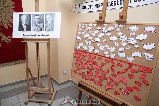 Wspólne śpiewanie pieśni patriotycznych z okazji Święta Niepodległości [11.11.2013] - zdjęcie #36 - eOstroleka.pl