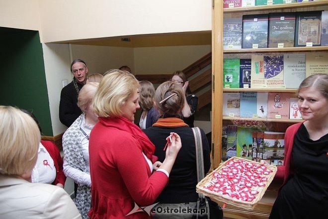 Wspólne śpiewanie pieśni patriotycznych z okazji Święta Niepodległości [11.11.2013] - zdjęcie #33 - eOstroleka.pl