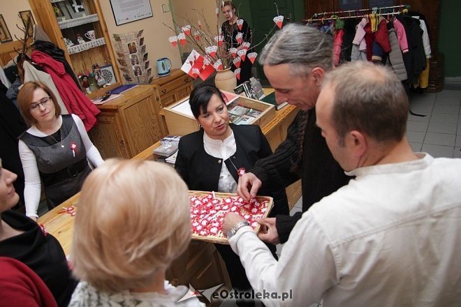 Wspólne śpiewanie pieśni patriotycznych z okazji Święta Niepodległości [11.11.2013] - zdjęcie #32 - eOstroleka.pl