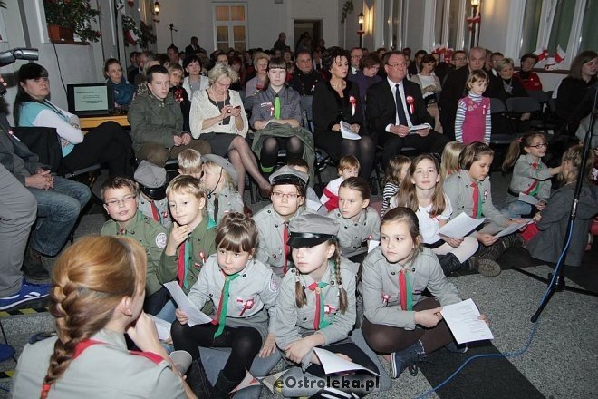 Wspólne śpiewanie pieśni patriotycznych z okazji Święta Niepodległości [11.11.2013] - zdjęcie #7 - eOstroleka.pl