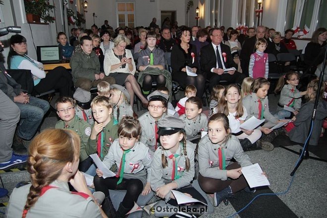Wspólne śpiewanie pieśni patriotycznych z okazji Święta Niepodległości [11.11.2013] - zdjęcie #31 - eOstroleka.pl