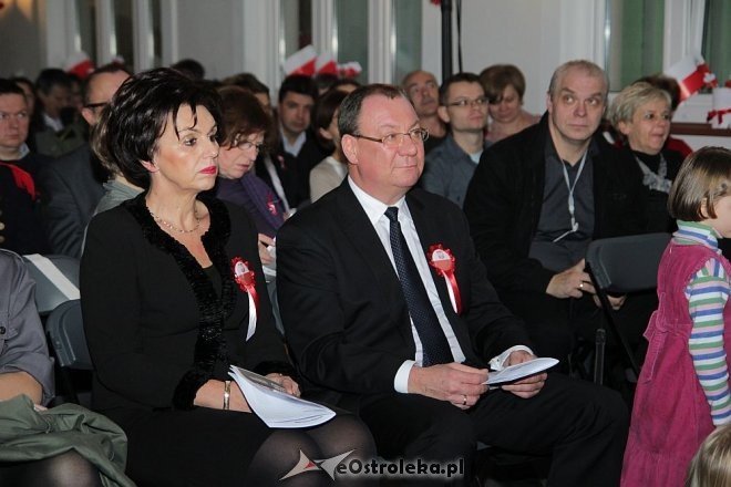 Wspólne śpiewanie pieśni patriotycznych z okazji Święta Niepodległości [11.11.2013] - zdjęcie #30 - eOstroleka.pl