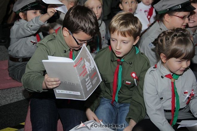 Wspólne śpiewanie pieśni patriotycznych z okazji Święta Niepodległości [11.11.2013] - zdjęcie #26 - eOstroleka.pl